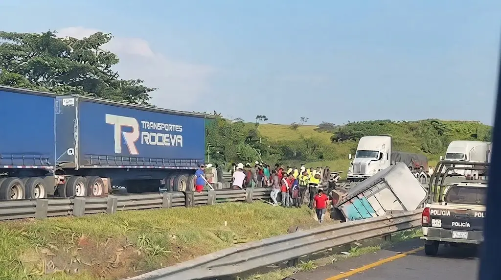 Imagen Llega la rapiña tras accidente de camión de carga en la autopista Isla - Acayucan