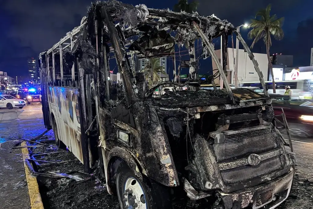 Imagen ¿Qué harías si el camión de pasaje en el que viajas se empieza a incendiar? Esto pasó en Boca del Río