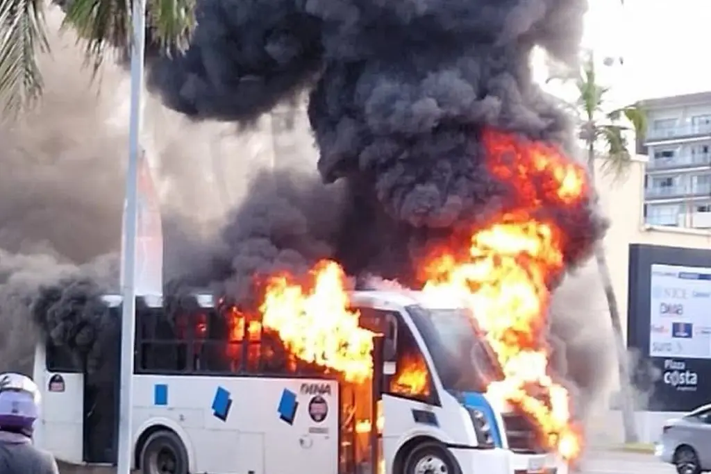Imagen ¿Hubo lesionados tras el incendio de camión en Boca del Río? Esto dijo PC Municipal