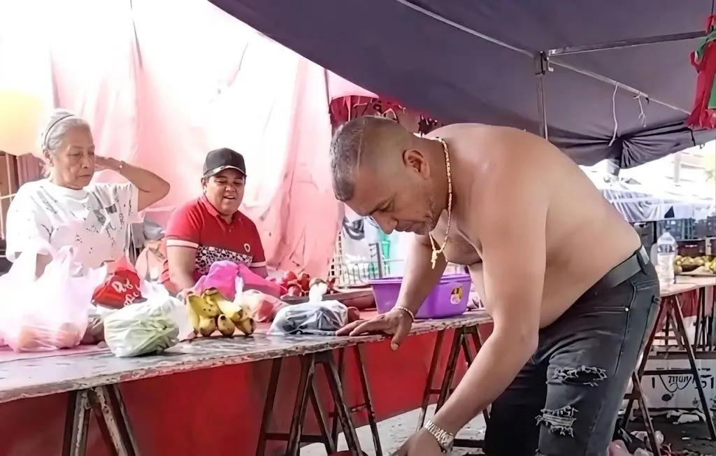 Imagen Así 'pesaba' las frutas y verduras de sus clientes ¿Sin báscula? (+Video)