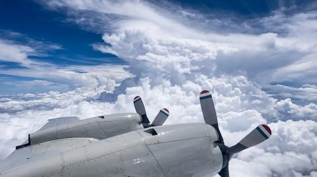 Imagen Difunden imágenes del avión que entró al ojo del huracán Polo (+Video)
