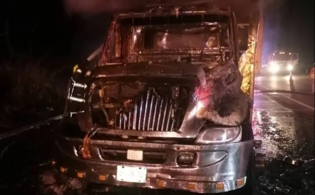 Imagen Arde camión que transportaba autos en carretera de Veracruz 