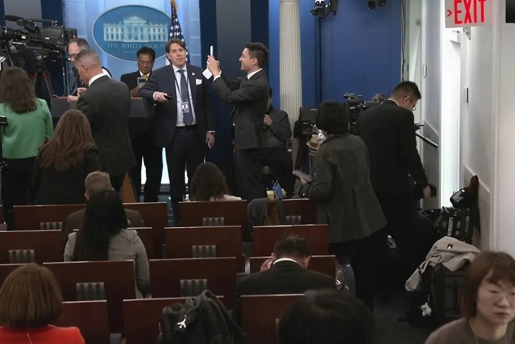 Imagen Reporteros de CNN, MS NOW y Politico regresan a Casa Blanca tras orden de juez (+Video)
