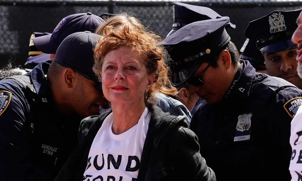 Imagen Detienen a actriz Susan Sarandon durante protesta contra Netanyahu en la ONU