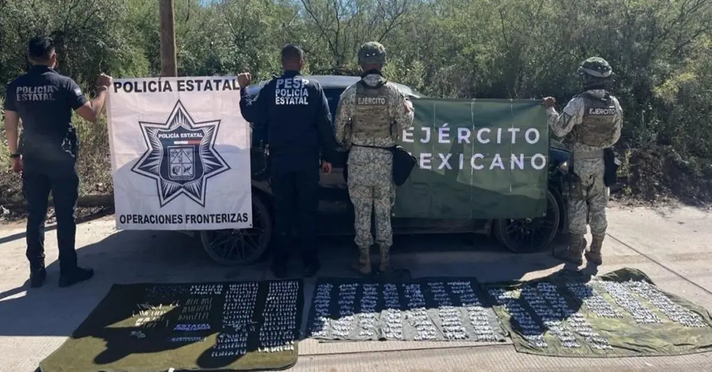 Imagen Encuentran auto con más 2 mil dosis de droga en Sonora; también llevaban otras drogas
