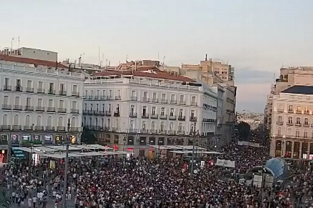 Imagen Miles protestan en Madrid por desalojo de Maricarmen Abascal, de 87 años (+Video)