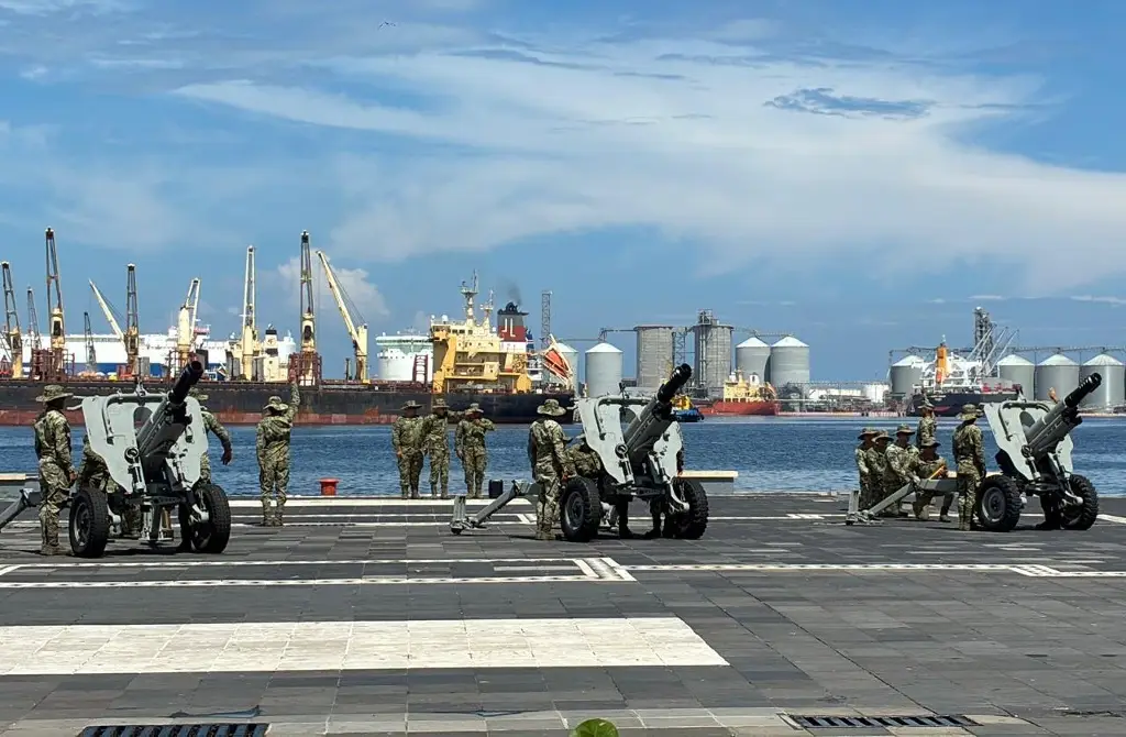 Imagen Cañones, camiones, helicópteros y elementos de la Marina en el malecón de Veracruz