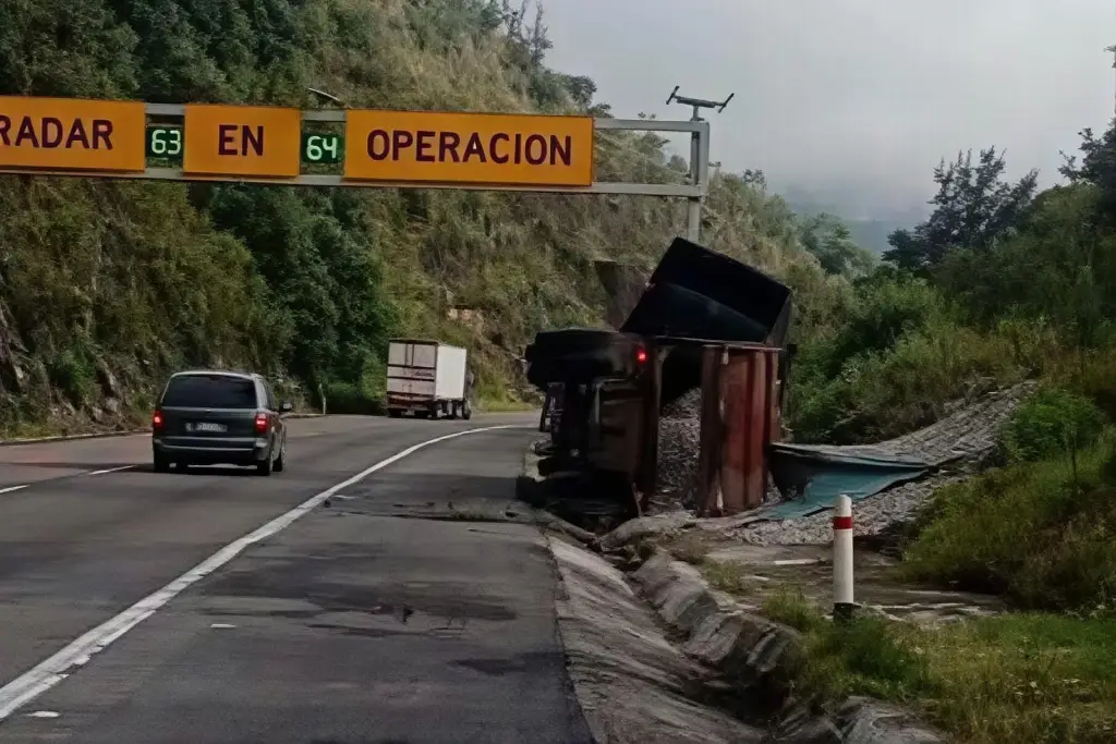 Imagen Dos accidentes de tráileres afectan circulación en Cumbres de Maltrata