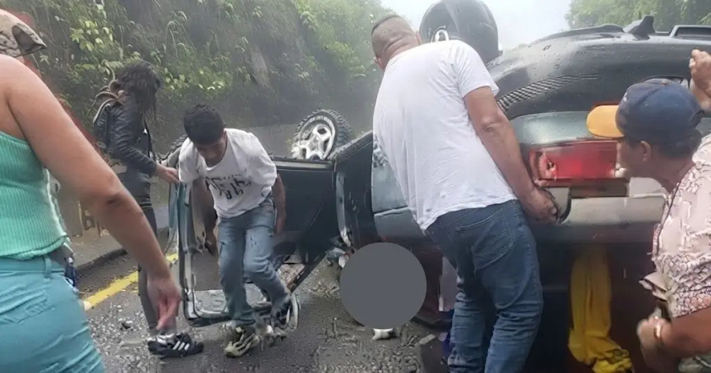 Imagen Fuerte volcadura en Plan del Río: reportan varios heridos (VIDEO)
