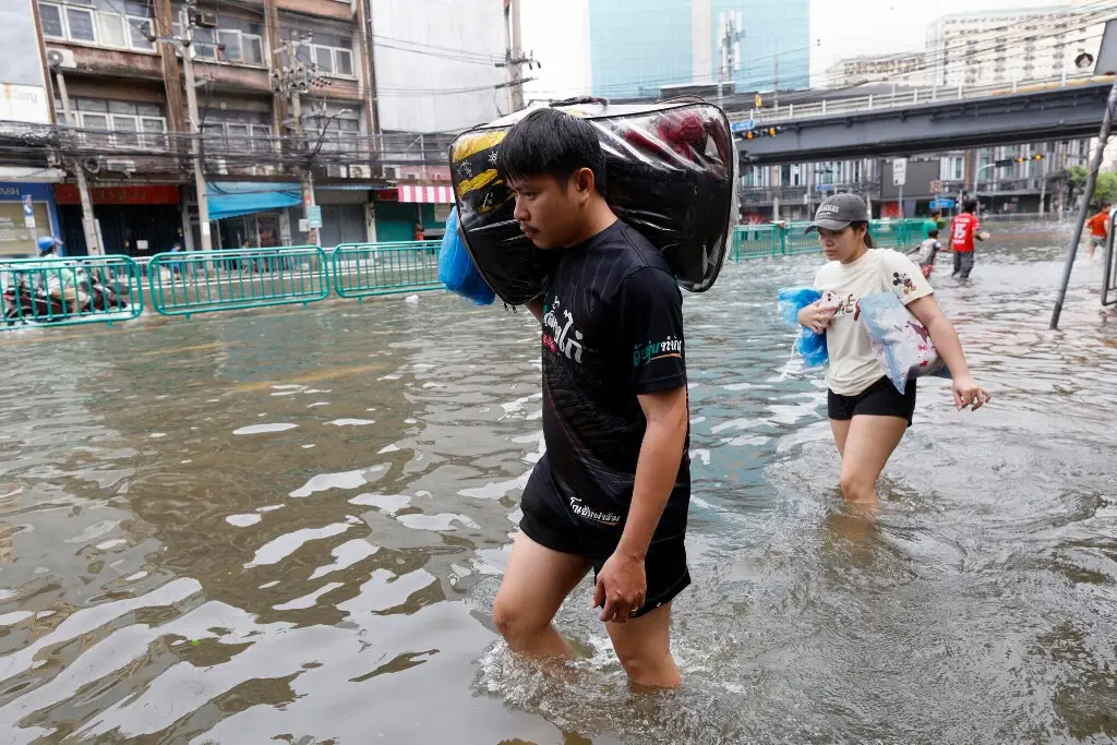 Imagen Miles de hogares afectados y casi 4,900 evacuados por inundaciones en Bangkok