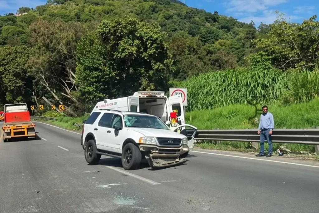 Imagen Dos lesionados en volcadura de camioneta en la autopista Orizaba-Puebla