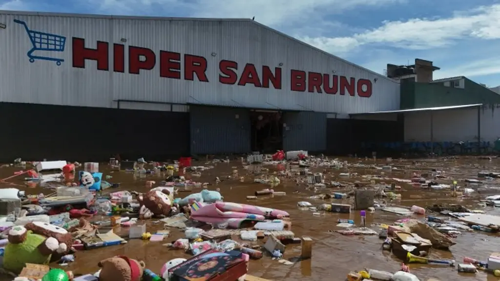 Imagen PC inicia diligencia en tienda tras muerte de trabajadora en Xalapa