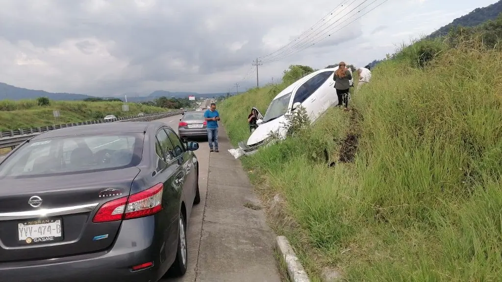 Imagen Se salen del camino y provoca reducción de carril en autopista Orizaba - Fortín