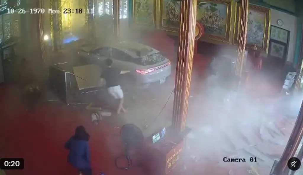 Imagen Oraban en santuario cuando se les apareció un auto eléctrico, en Bangkok (+Video)