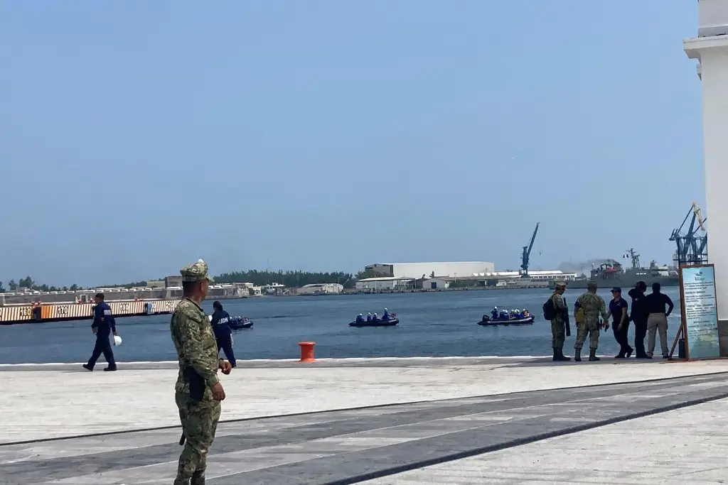 Imagen Veracruzanos se sorprenden con ensayo del desfile de la Armada de México