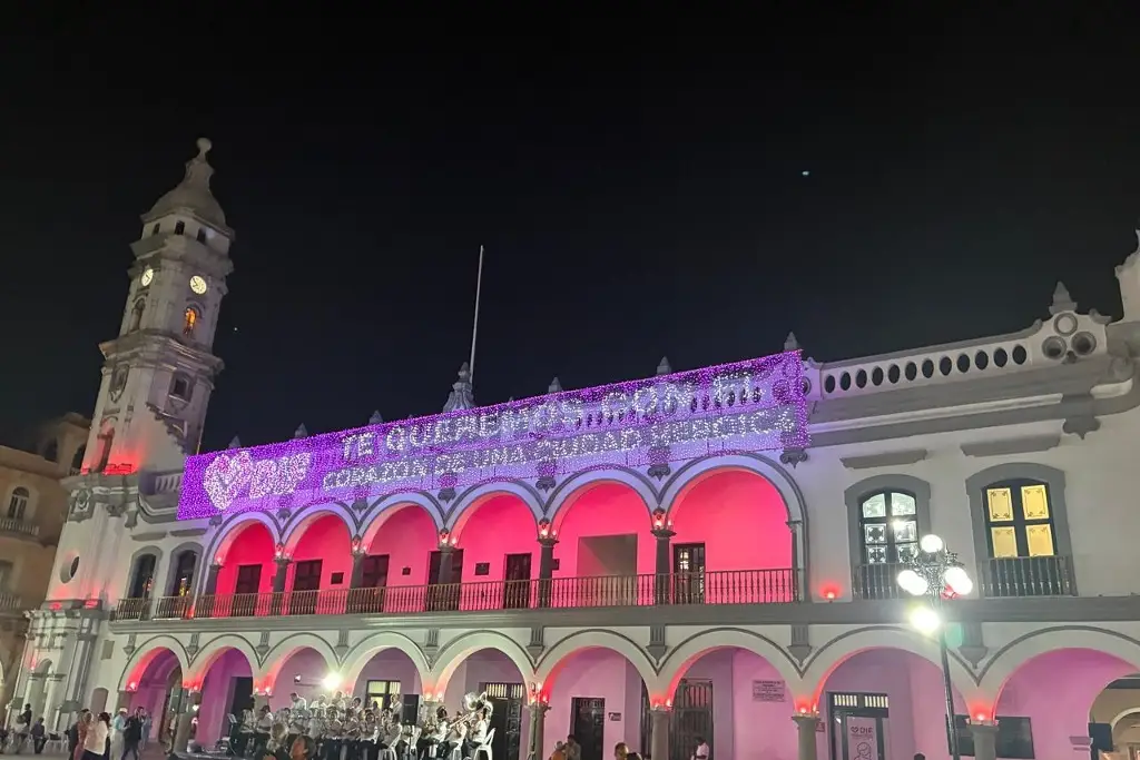 Imagen Palacio Municipal de Veracruz se ilumina de rosa 