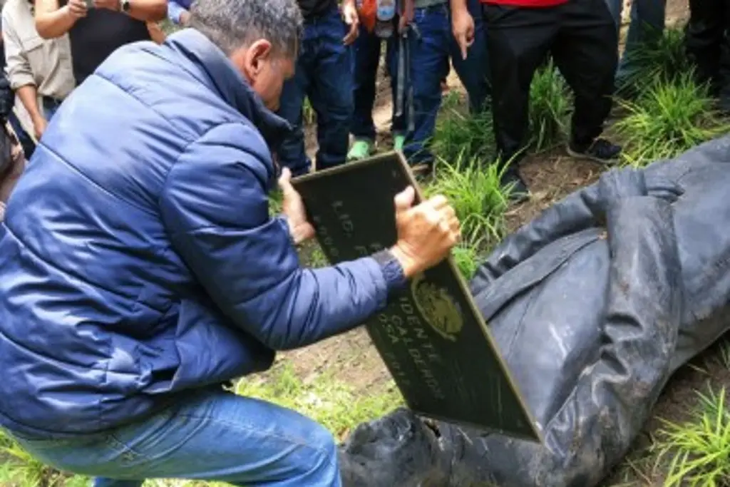 Imagen Calderón: la estatua dice poco de mí pero muchísimo de ellos, que son unos miserables