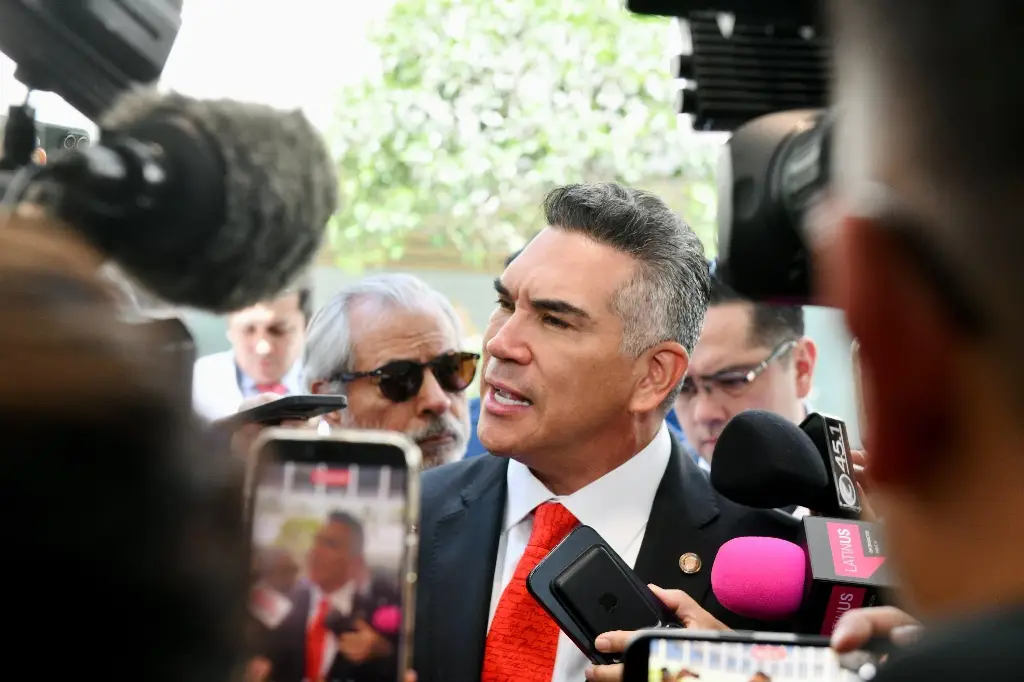 Imagen Alito Moreno lleva denuncia contra consejeros del INE ante el Departamento de Estado de EU