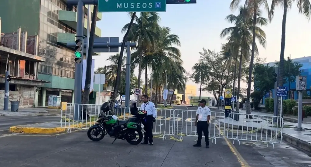 Imagen ¡Atención automovilistas! Cierran carril del Ávila Camacho por festejos de la Armada