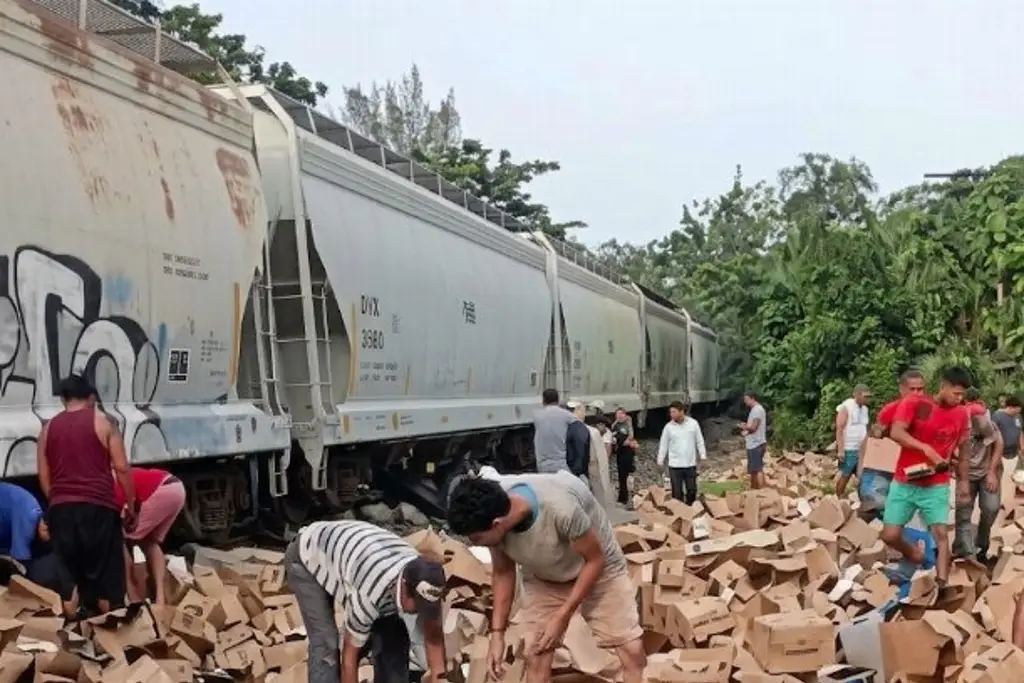 Imagen Tren embiste tráiler cargado de cerveza al sur de Veracruz. Se llevaron todo 