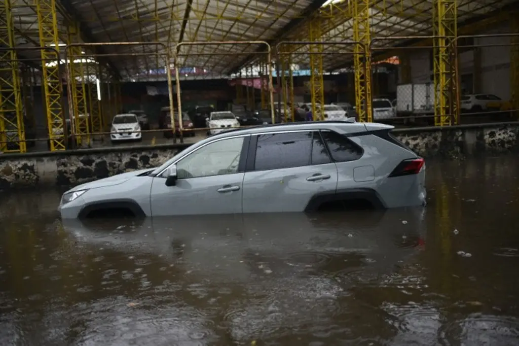 Imagen Lluvias vuelven a inundar Xalapa; autos quedan atrapados