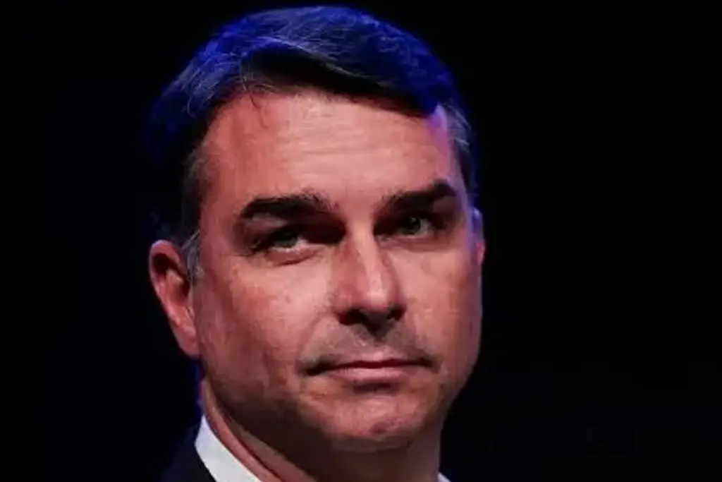 Imagen 'Brasil necesita un cambio'; Flávio Bolsonaro vota y lanza mensaje previo a la elección