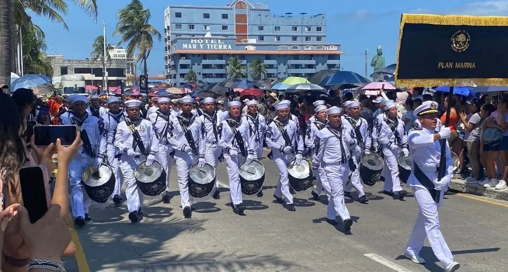 Imagen  ¡Veracruz se paralizó! Así fue el espectacular desfile de la Armada de México En la zona del bulevar