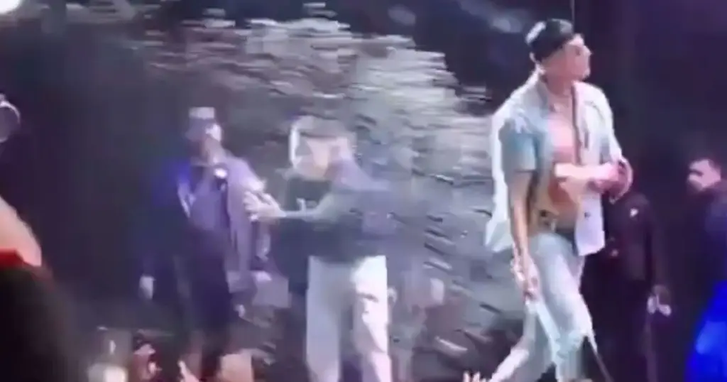 Imagen Le tiran agua al Bogueto y se baja del escenario en pleno concierto, en Veracruz
