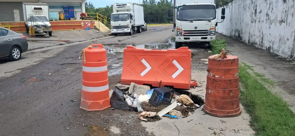 Imagen Socavón y baches en alrededores del mercado de Pescadería de Veracruz, reportan locatarios 