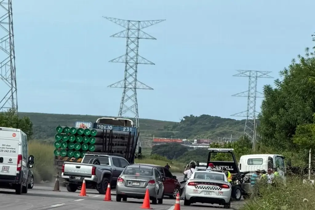 Imagen Accidente entre camioneta y motocicleta deja a mujer y menor lesionadas en Veracruz