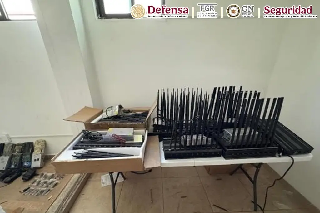 Imagen Aseguran inhibidores de señal y armas tras decomiso en operativo contra robo de transporte