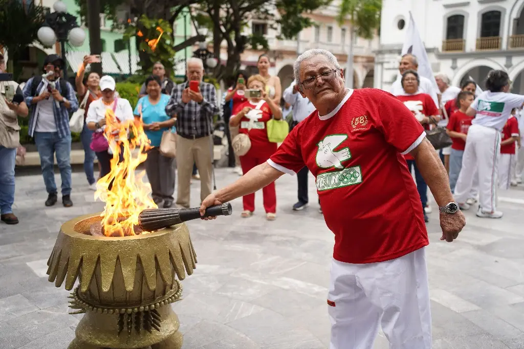 Imagen Llegó a América por Veracruz; hoy recuerdan la llegada del fuego olímpico 