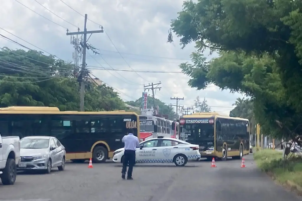 Imagen Bloqueo en Díaz Mirón provoca caos vial; ciudadanos tienen que caminar
