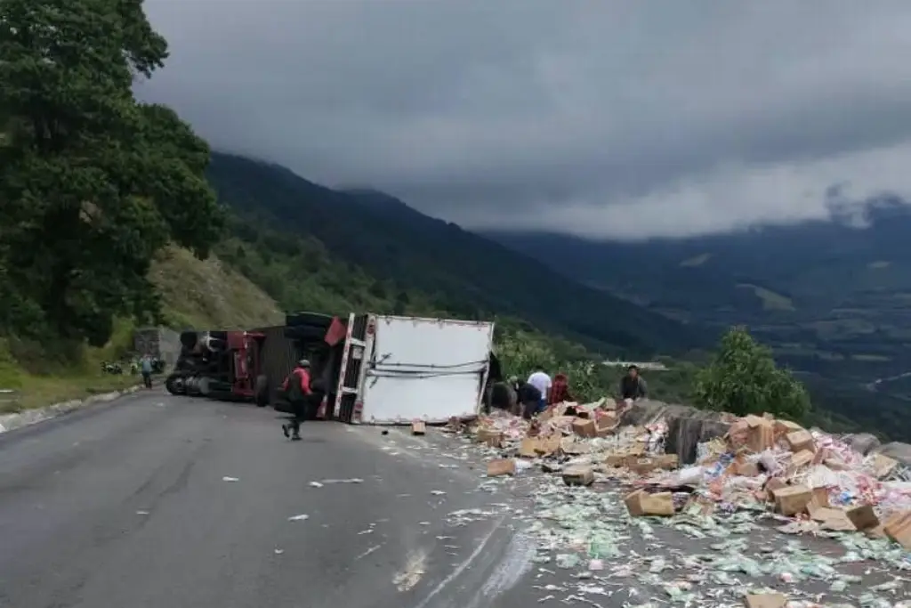 Imagen Vuelca camión de carga sobre la autopista Acatzingo - Cd. Mendoza