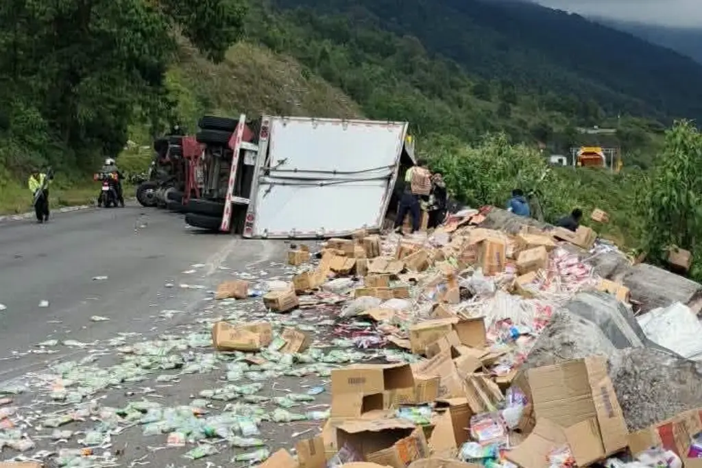 Imagen Vuelca tráiler en Cumbres de Maltrata; muere el operador