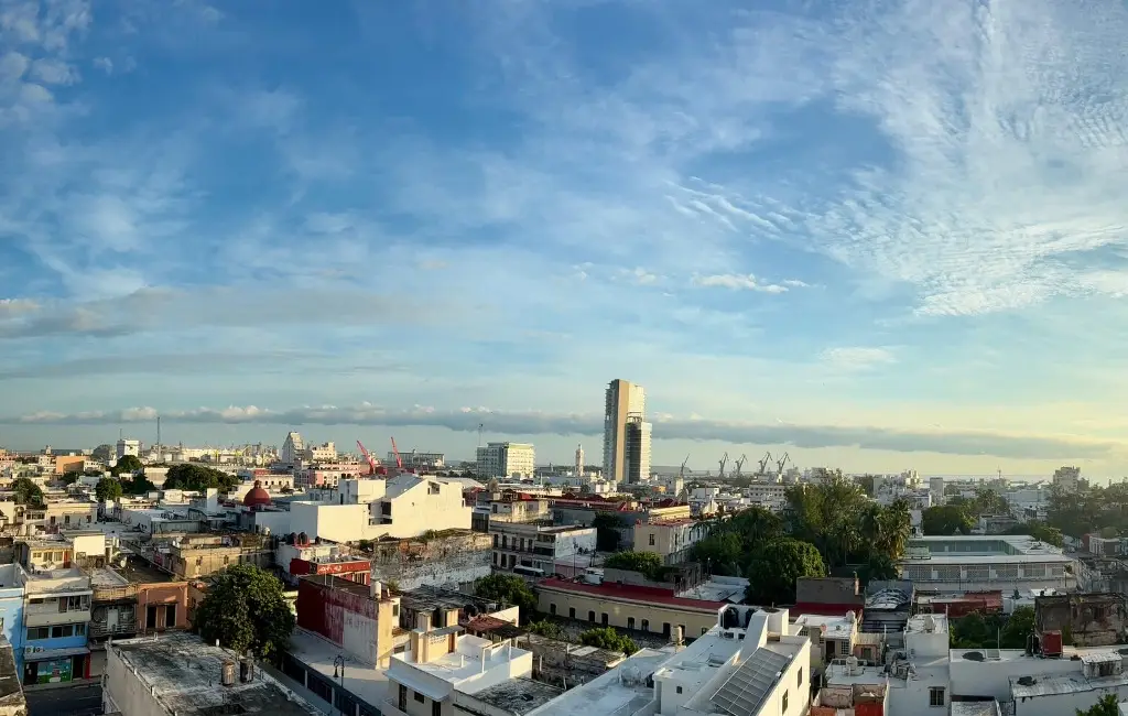 Imagen Larga nube de rollo sorprende en Veracruz