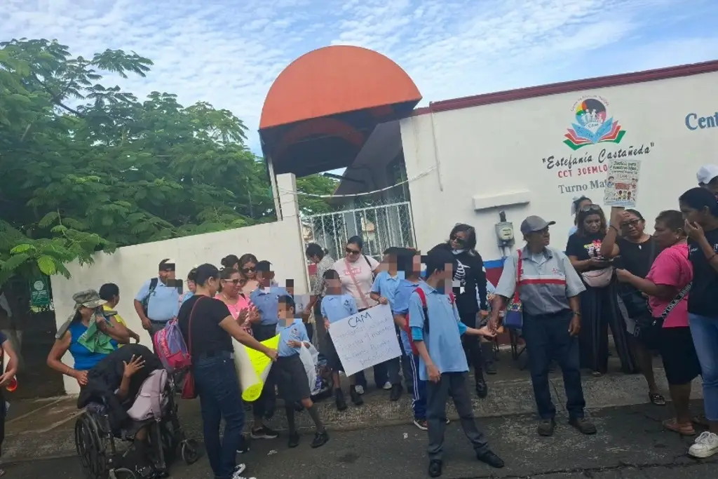 Imagen Exigen maestros para escuela de educación especial 