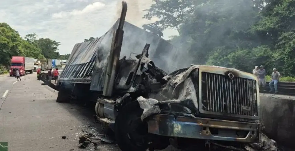 Imagen Cierran autopista Córdoba-Veracruz por choque e incendio de camión
