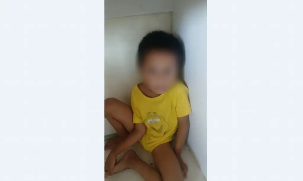 Imagen ¡Buscan a sus familiares! Niño andaba solo y casi lo atropellan, es resguardado en terminal de camiones