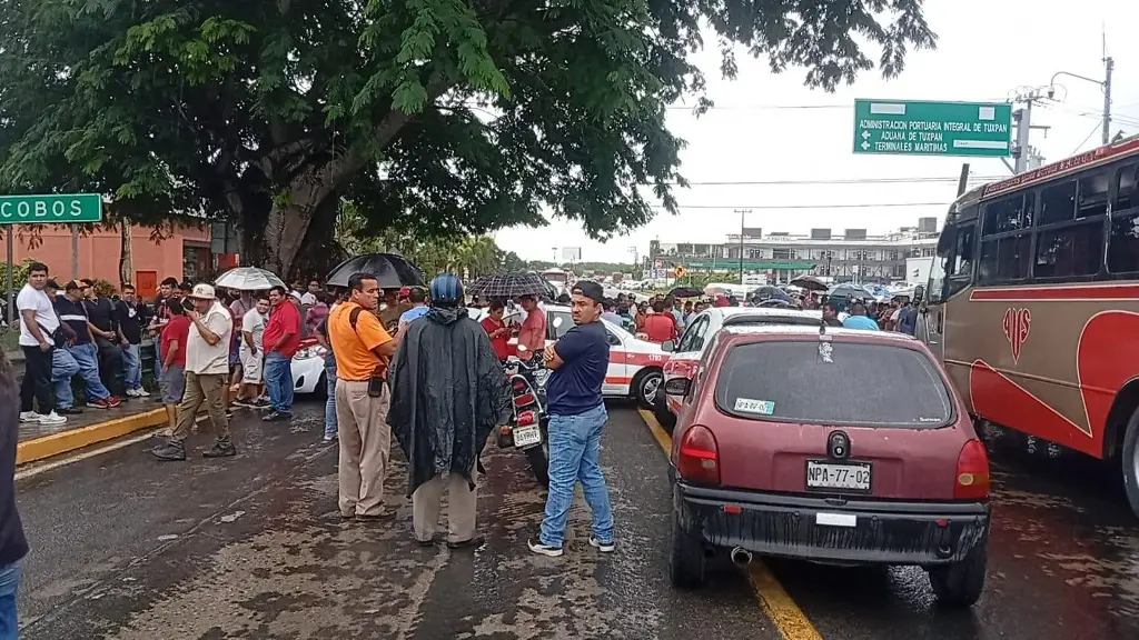 Imagen Taxistas cierran acceso a Tuxpan tras aseguramiento de vehículos