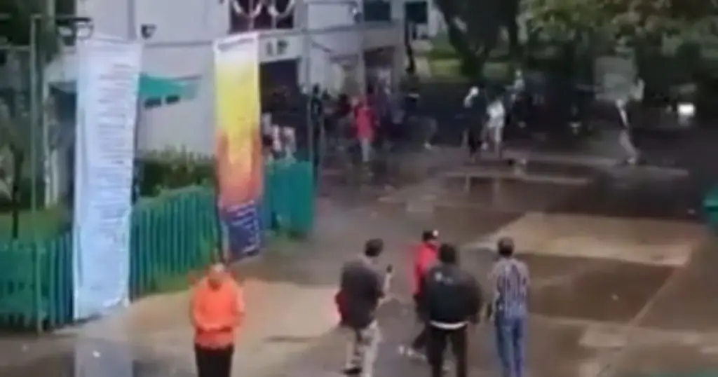 Imagen Pánico en bachillerato de Iztapalapa tras ataque con petardos