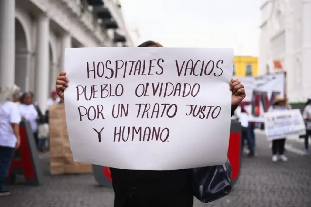Imagen Bajo la lluvia, protestan trabajadores del IMSS en Xalapa; exigen esto
