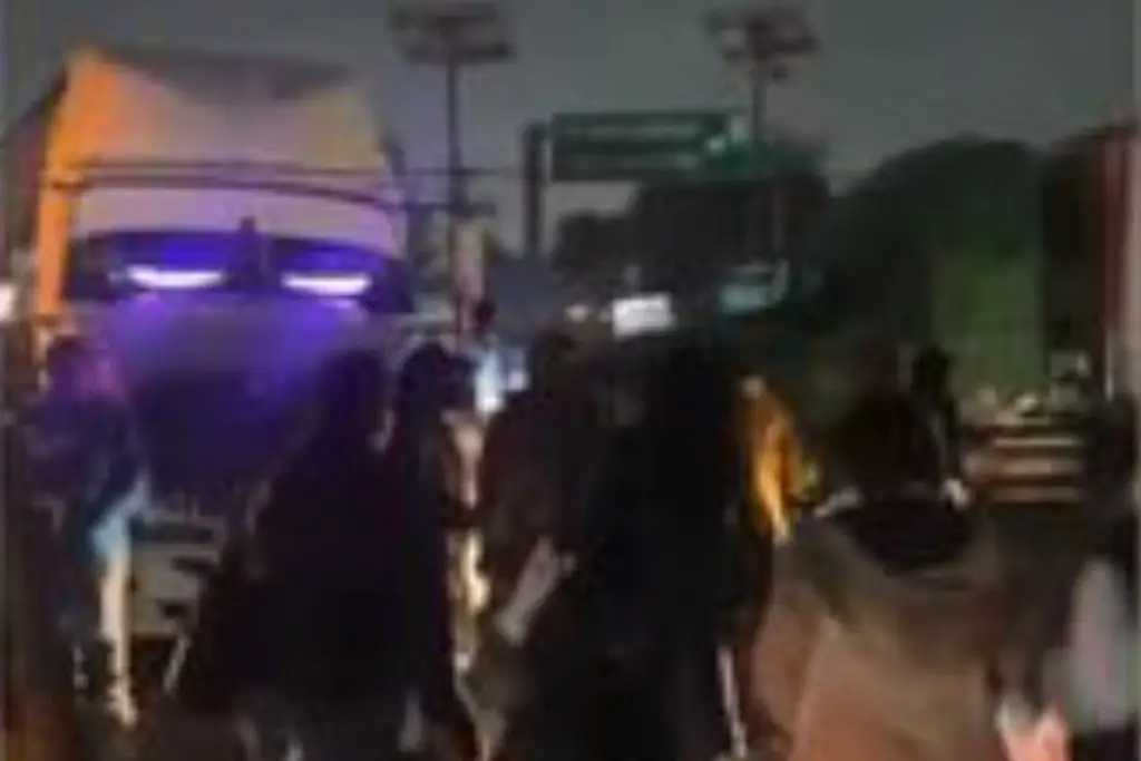 Imagen Así desalojaron encapuchados a empujones a manifestantes en Teoloyucan (+Video)
