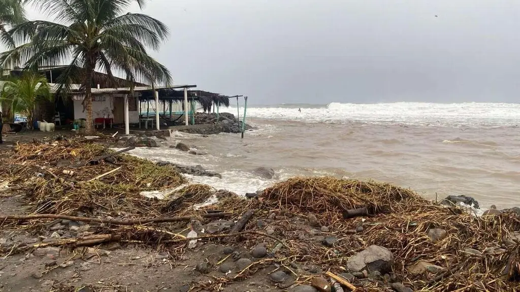 Imagen Ya son 4 estados en alerta por huracán Simón, que se mantiene en categoría 4