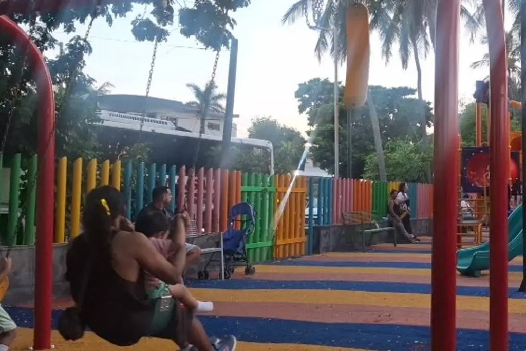 Imagen Madres detectan algo extraño en los juegos infantiles de Veracruz; dos personas huyeron