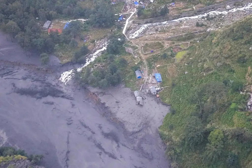 Imagen Nueva inundación repentina de un río en Nepal arrasa un pueblo y deja 5 desaparecidos