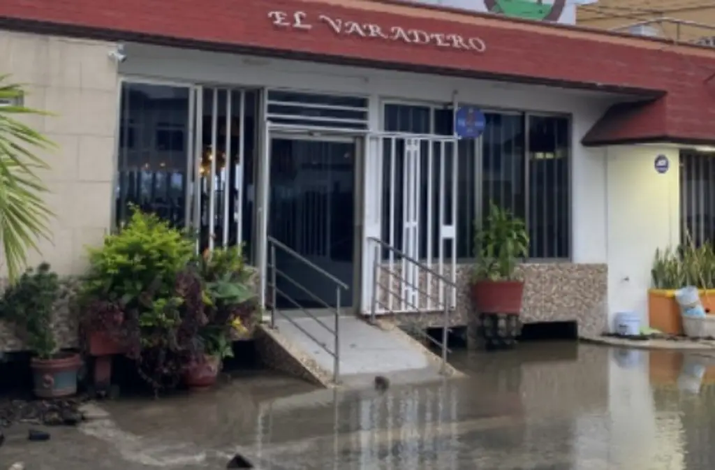 Imagen El mar llegó hasta el malecón de Boca del Río: ¿qué provocó la marejada de fondo?