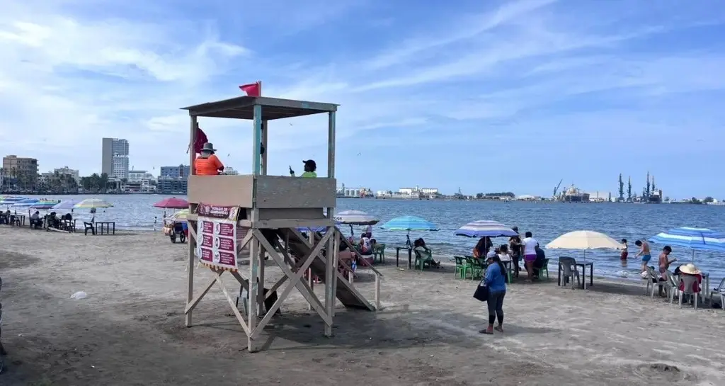Imagen Bañistas ingresan al mar pese a banderas rojas en playas de Veracruz 