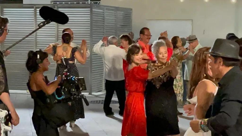 Imagen María Rojo sorprende bailando danzón en el centro de Veracruz