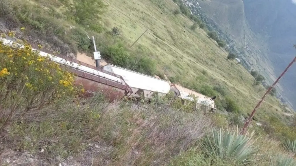 Imagen Descarrilan 13 unidades de tren en Acultzingo; suspenden circulación